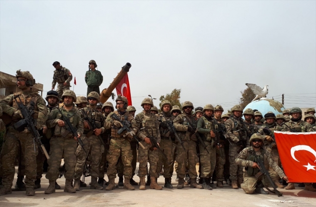 Mehmetçik Afrin'de komando marşı okudu